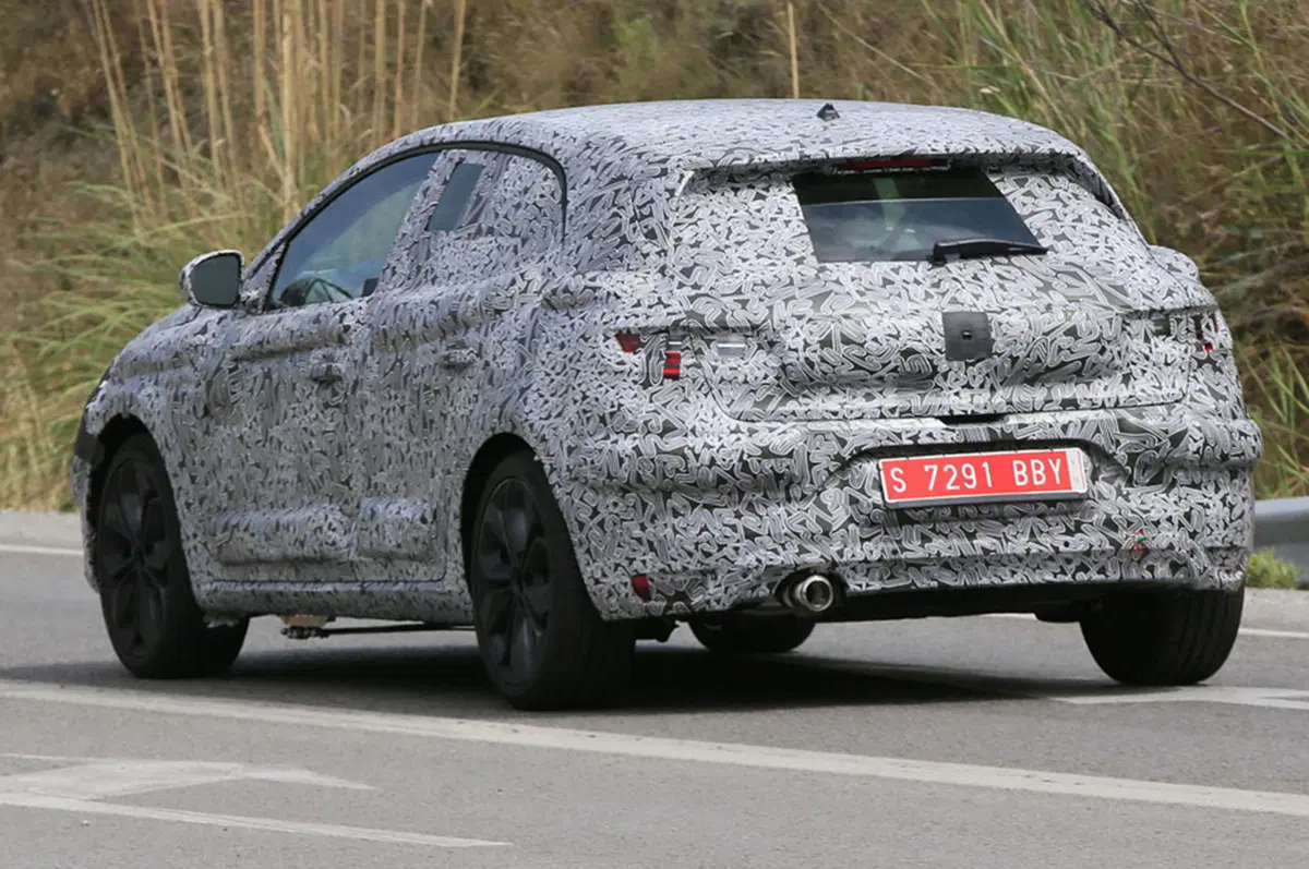 Renault Megane pronta alla quarta generazione: avvistato il muletto (7)