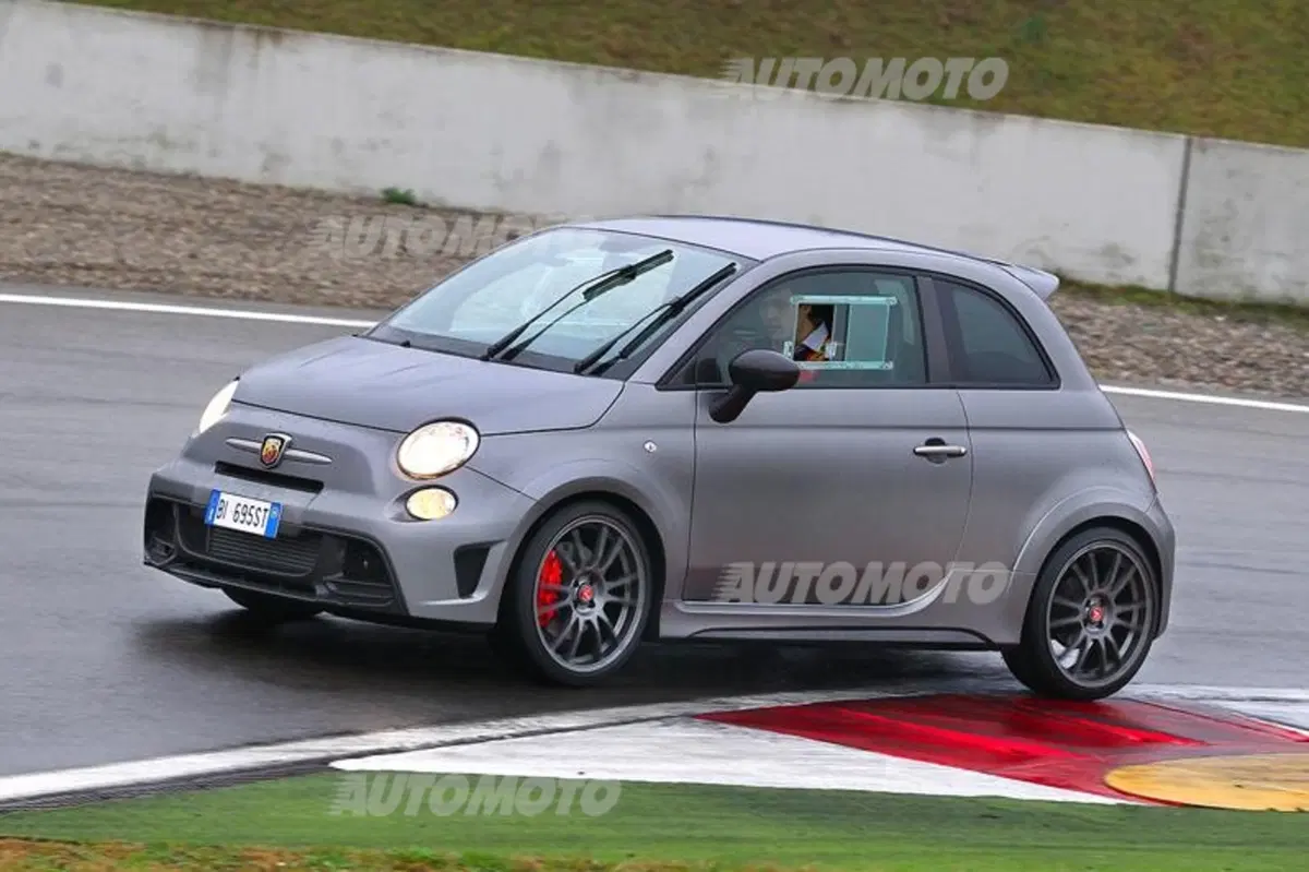 Abarth 695 Biposto R, apripista del Rally d'Italia-Sardegna 2015 (2)