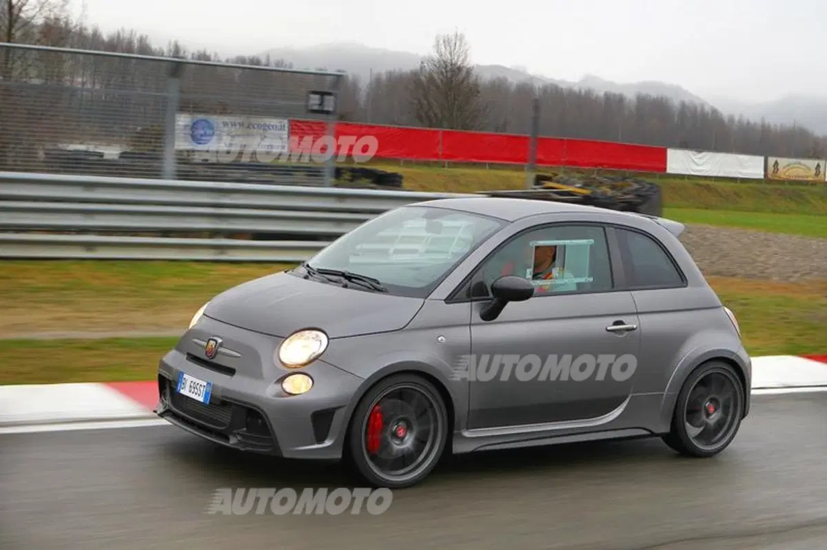 Abarth 695 Biposto R, apripista del Rally d'Italia-Sardegna 2015 (3)
