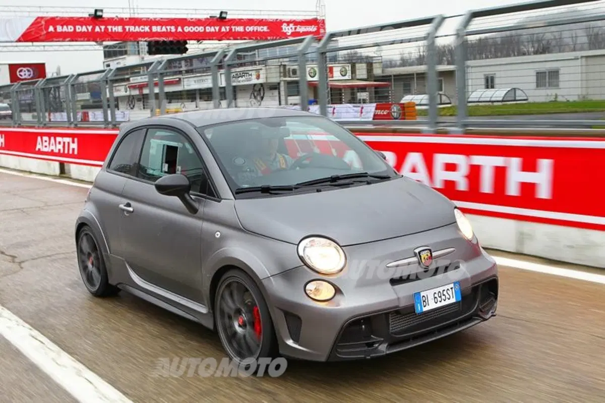 Abarth 695 Biposto R, apripista del Rally d'Italia-Sardegna 2015 (4)