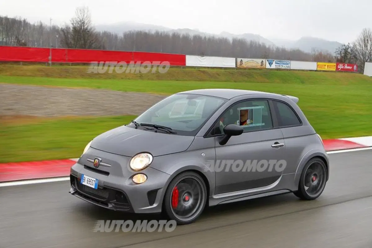 Abarth 695 Biposto R, apripista del Rally d'Italia-Sardegna 2015 (5)