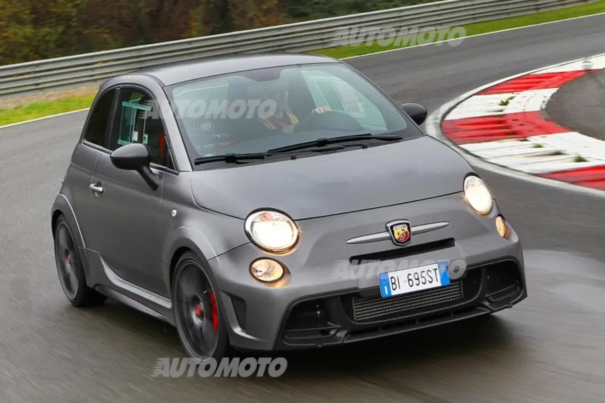 Abarth 695 Biposto R, apripista del Rally d'Italia-Sardegna 2015 (6)