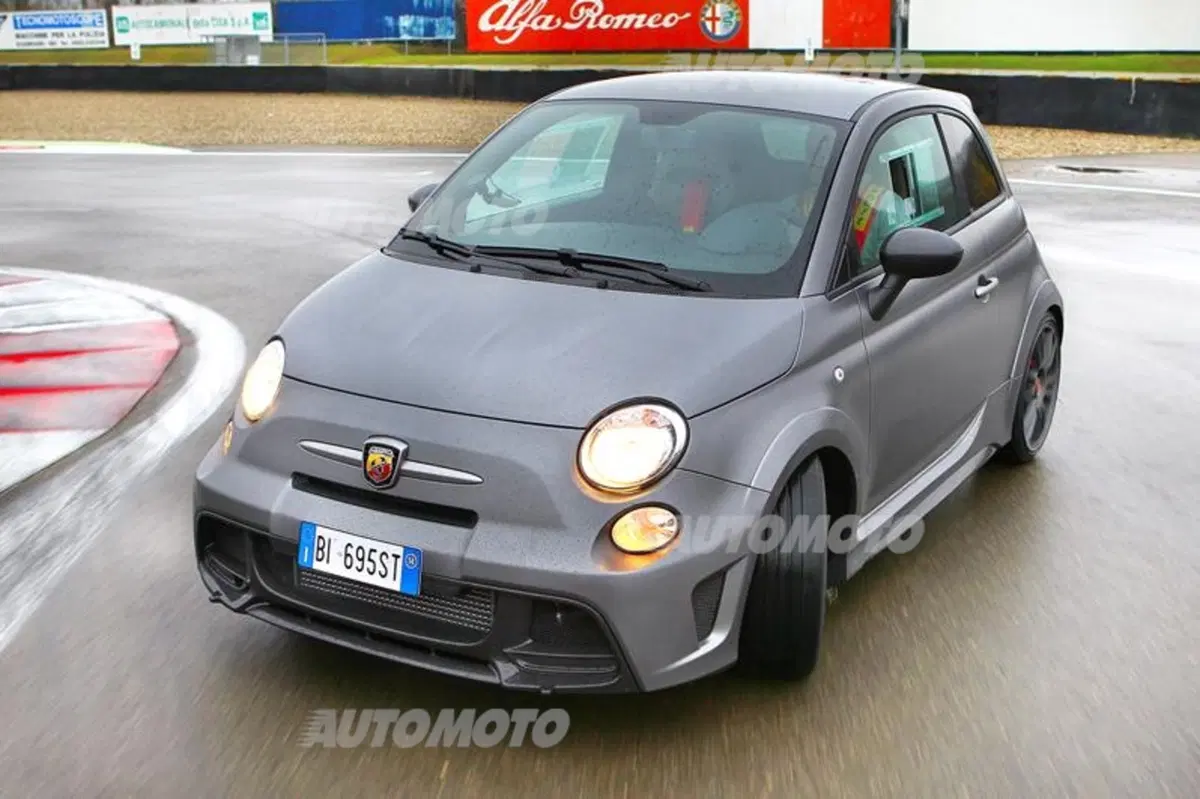 Abarth 695 Biposto R, apripista del Rally d'Italia-Sardegna 2015 (7)