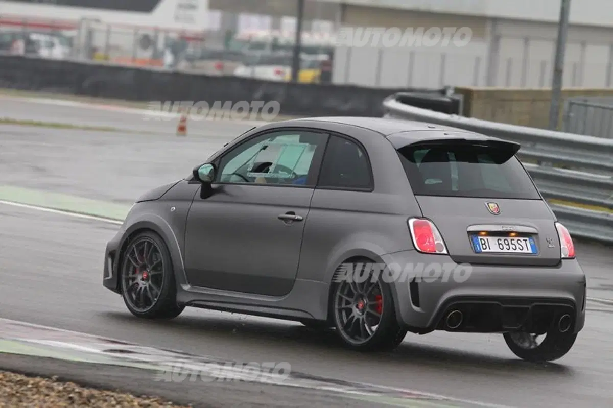 Abarth 695 Biposto R, apripista del Rally d'Italia-Sardegna 2015 (10)