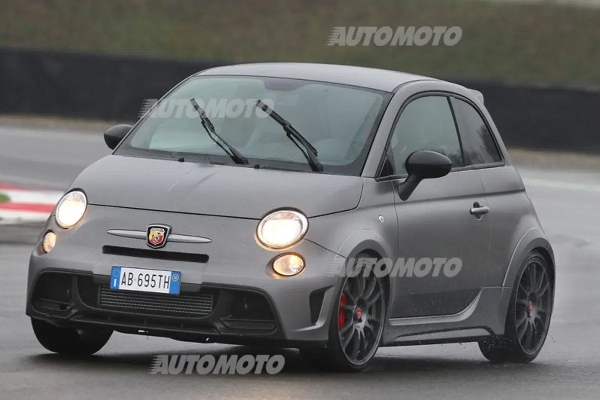 Abarth 695 Biposto R, apripista del Rally d'Italia-Sardegna 2015 (11)