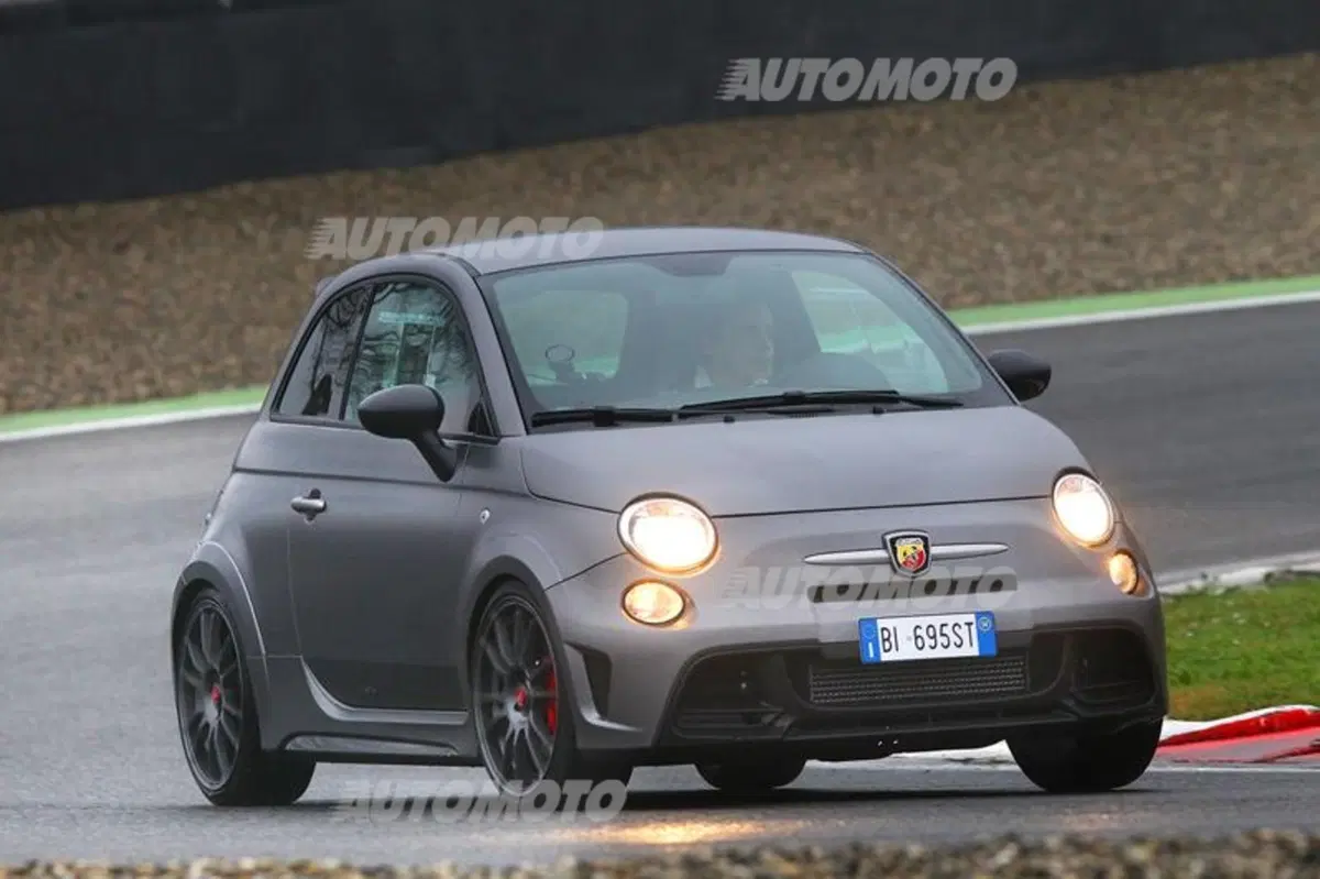 Abarth 695 Biposto R, apripista del Rally d'Italia-Sardegna 2015 (12)