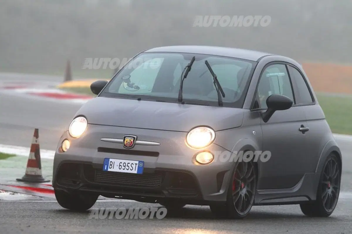 Abarth 695 Biposto R, apripista del Rally d'Italia-Sardegna 2015 (13)