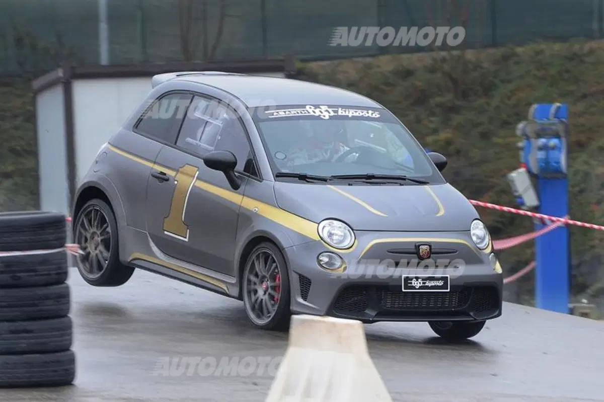Abarth 695 Biposto R, apripista del Rally d'Italia-Sardegna 2015 (14)