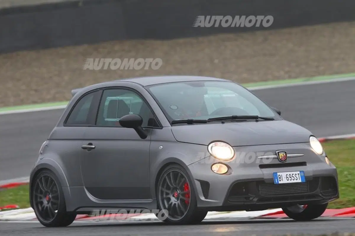 Abarth 695 Biposto R, apripista del Rally d'Italia-Sardegna 2015 (15)