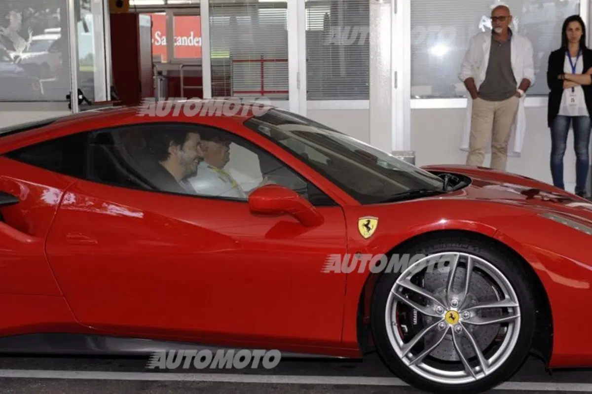 Keanu Reeves visita la Ferrari: «E' un sogno» (2)
