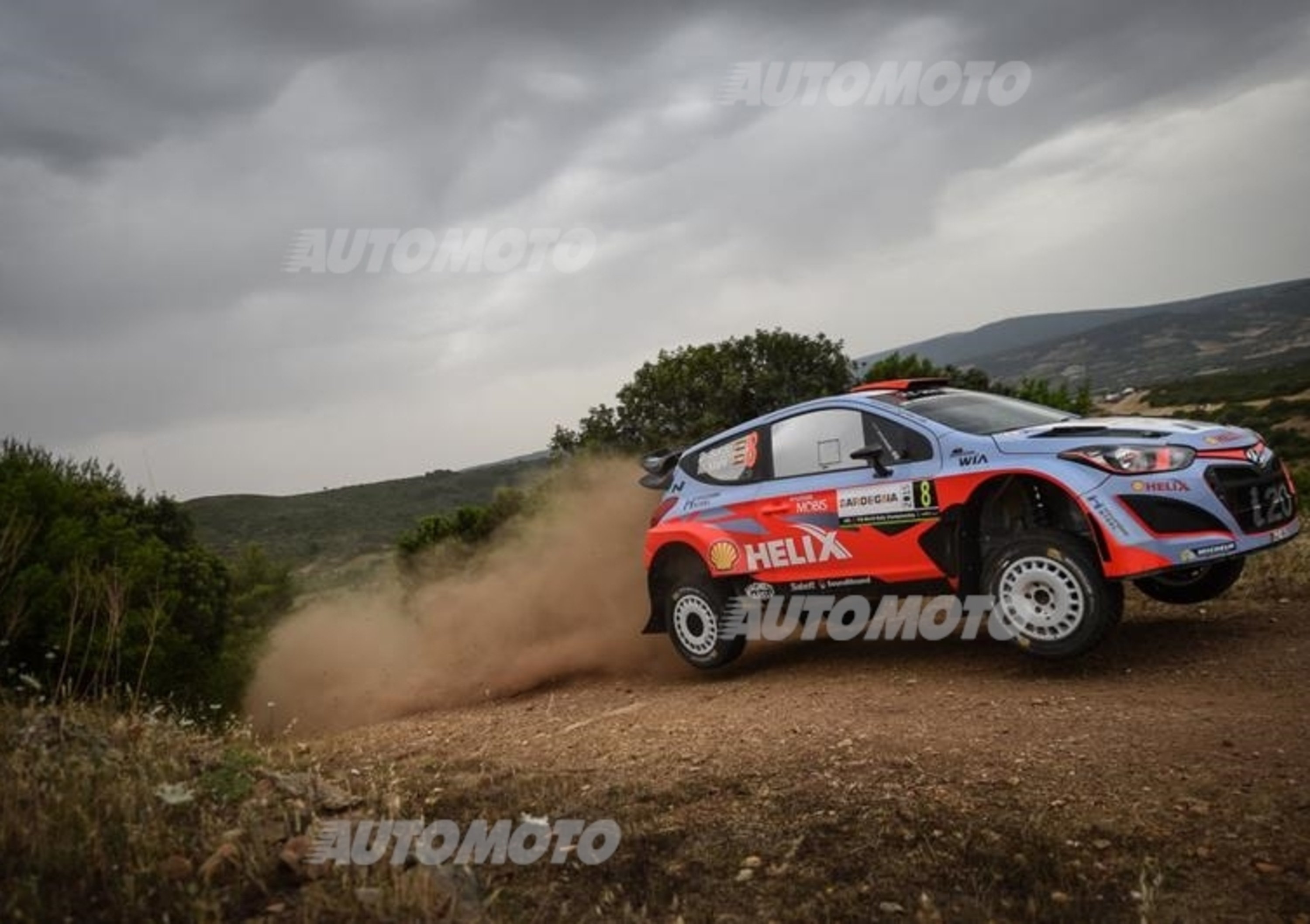 WRC Italia Sardegna, Day 1. Fulmine Paddon-Hyundai (a ciel sereno).
