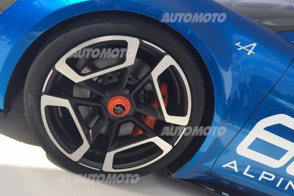 Alpine Celebration concept: anticipa la futura sportiva a motore centrale (9)