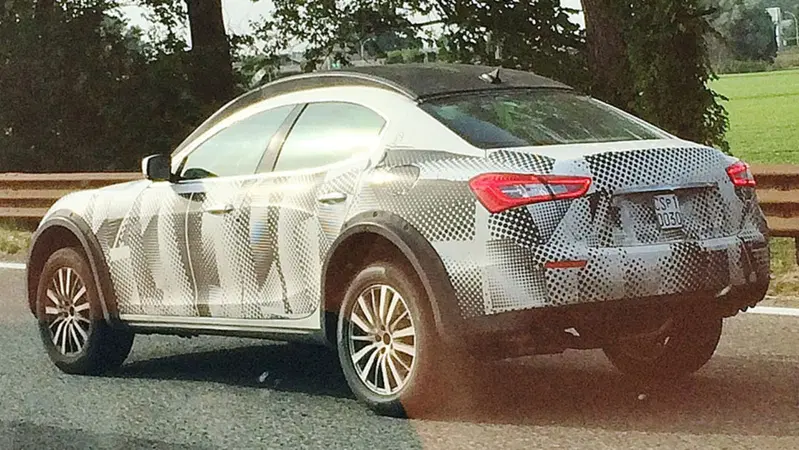 Maserati Levante, nuove foto spia. All'inizio sar&agrave; solo a benzina?