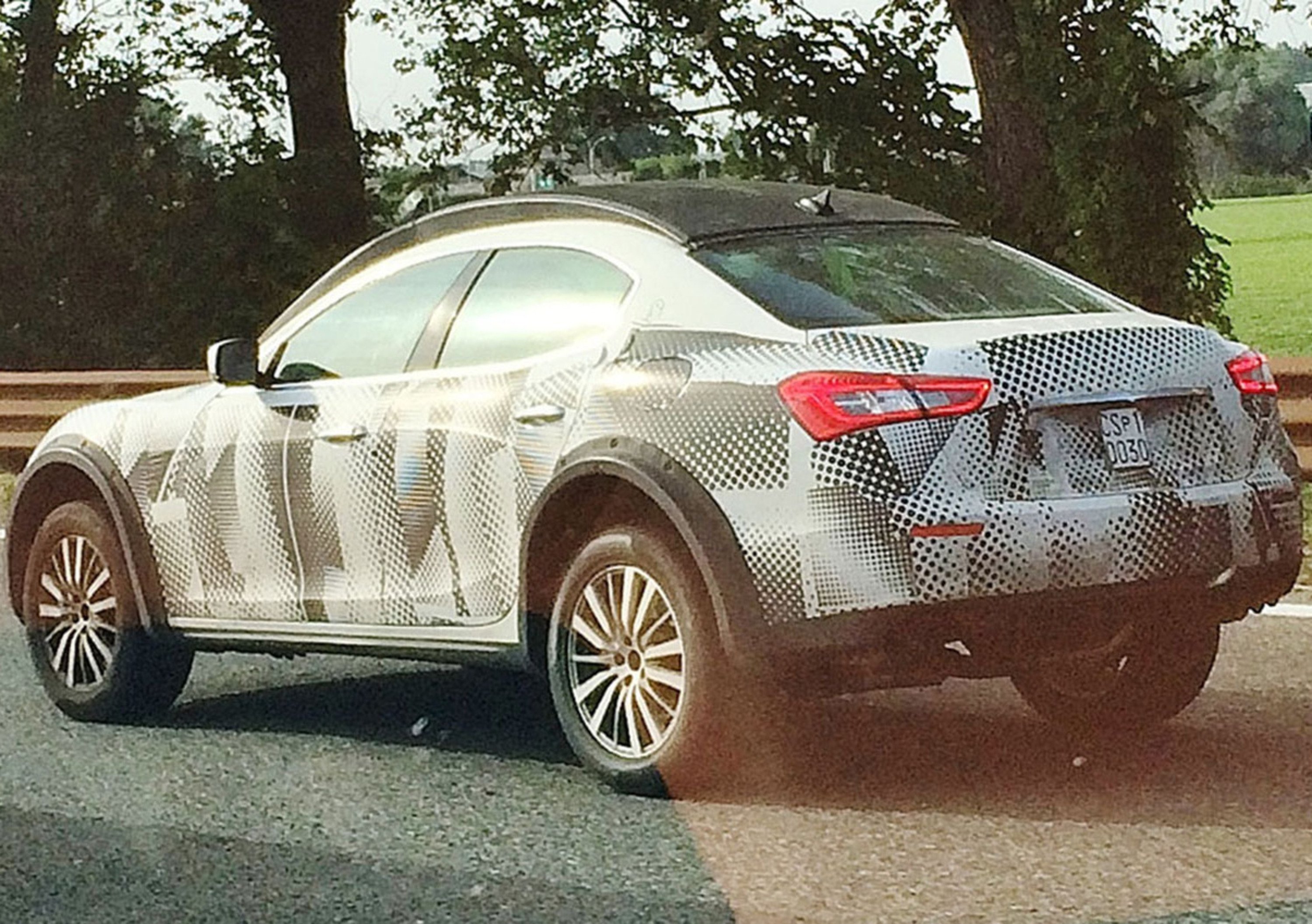 Maserati Levante, nuove foto spia. All&#039;inizio sar&agrave; solo a benzina?