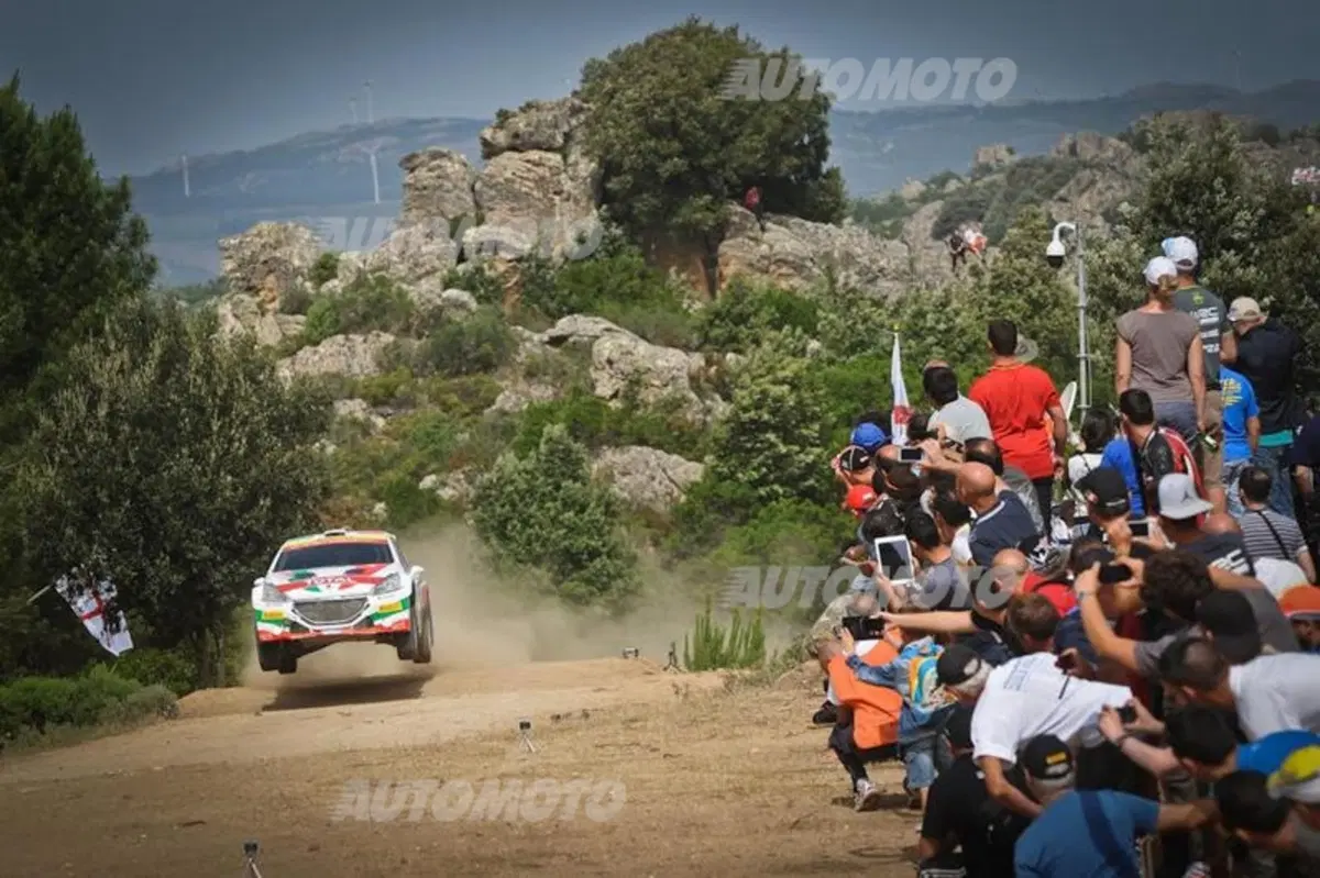 WRC Italia Sardegna. 208T16-Live. «Una montagna all’improvviso in mezzo alla pista!» (4)