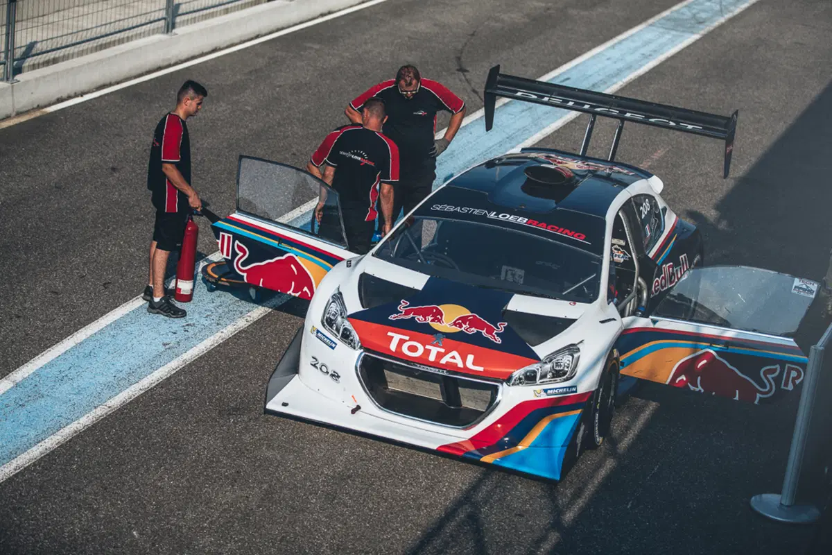 Sebastien Loeb si regala la “sua” Peugeot 208T16 Pikes Peak (2)