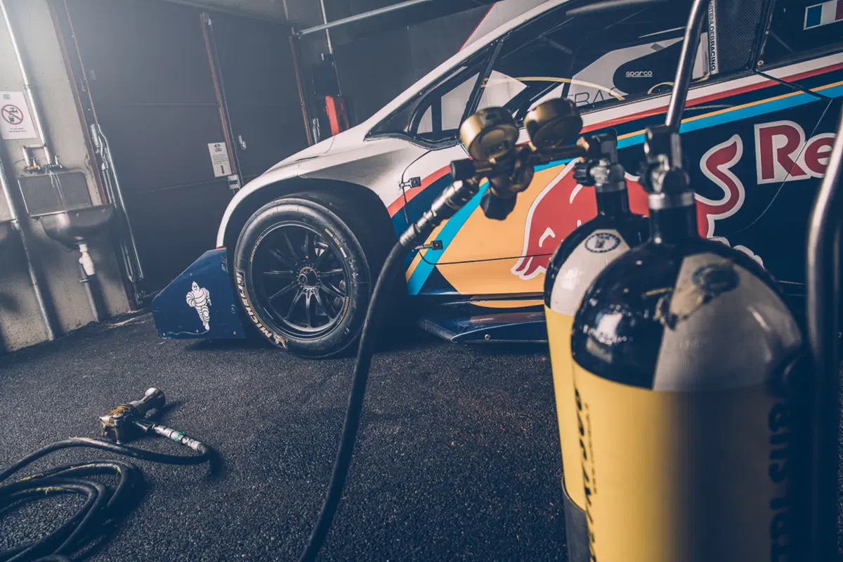 Sebastien Loeb si regala la “sua” Peugeot 208T16 Pikes Peak (4)