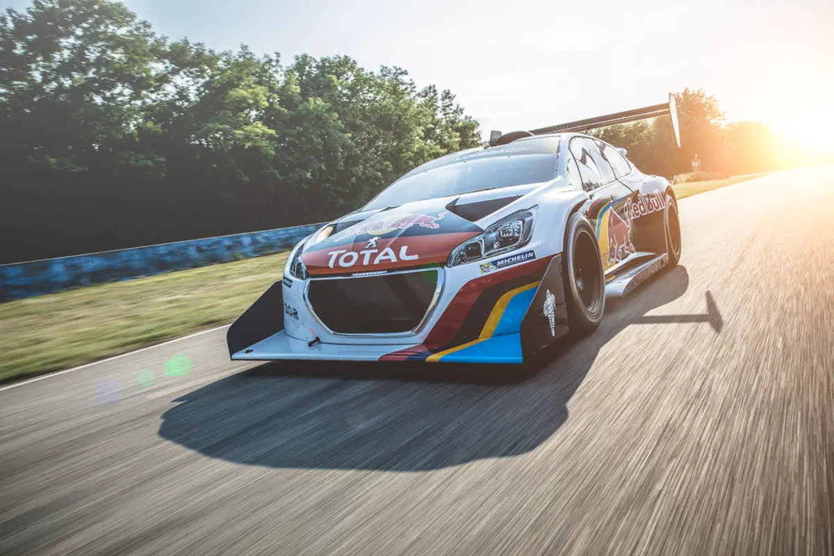 Sebastien Loeb si regala la “sua” Peugeot 208T16 Pikes Peak