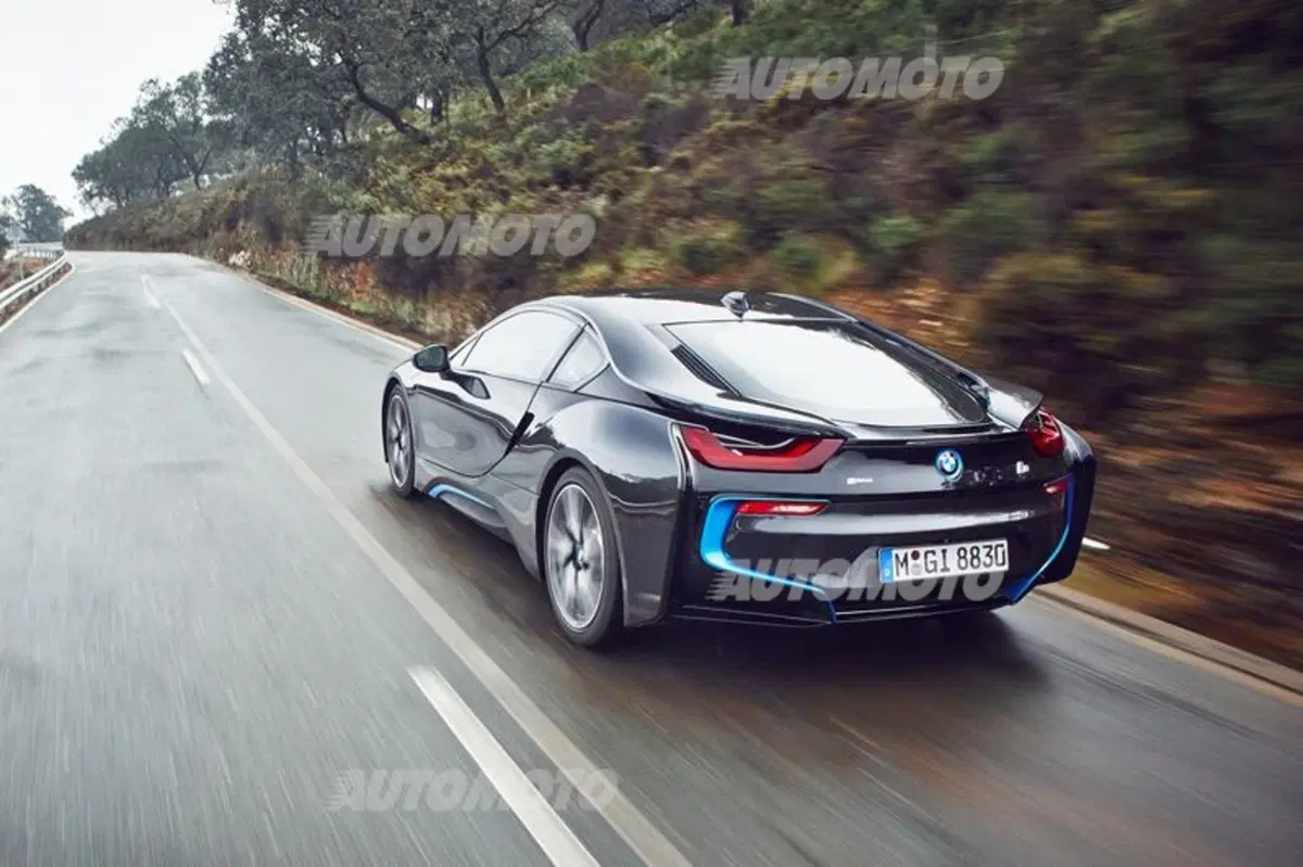 BMW, il 3 cilindri della i8 è Motore del'Anno 2015 (2)