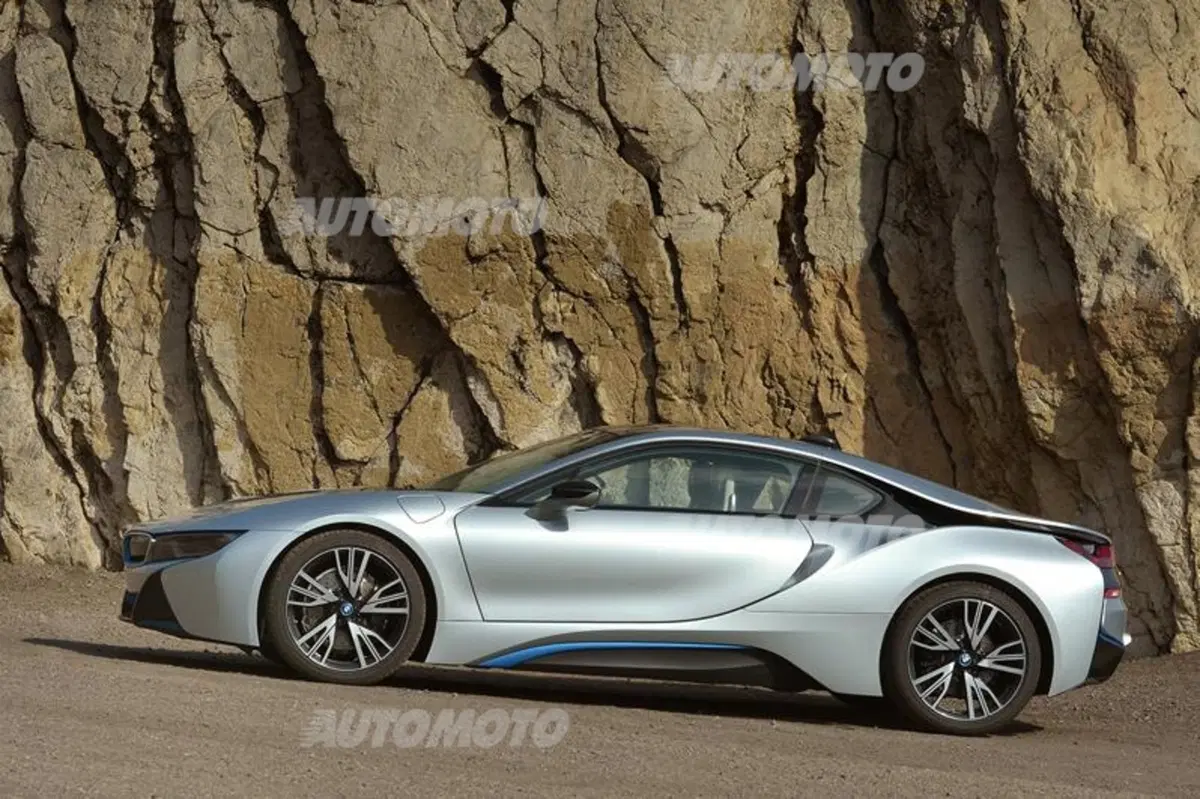 BMW, il 3 cilindri della i8 è Motore del'Anno 2015 (11)