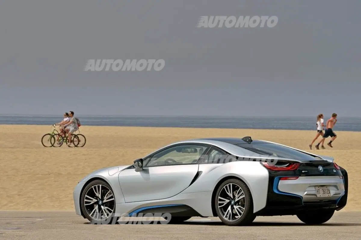 BMW, il 3 cilindri della i8 è Motore del'Anno 2015 (15)
