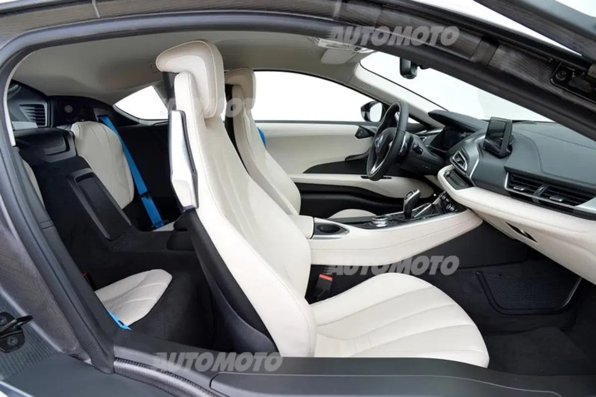 BMW, il 3 cilindri della i8 è Motore del'Anno 2015 (20)