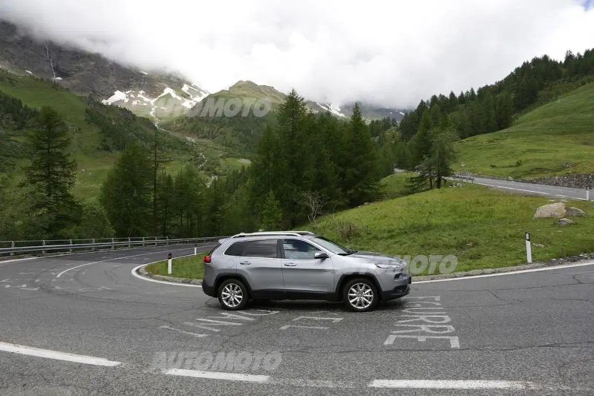 Jeep Cherokee 2.2 200 CV (10)