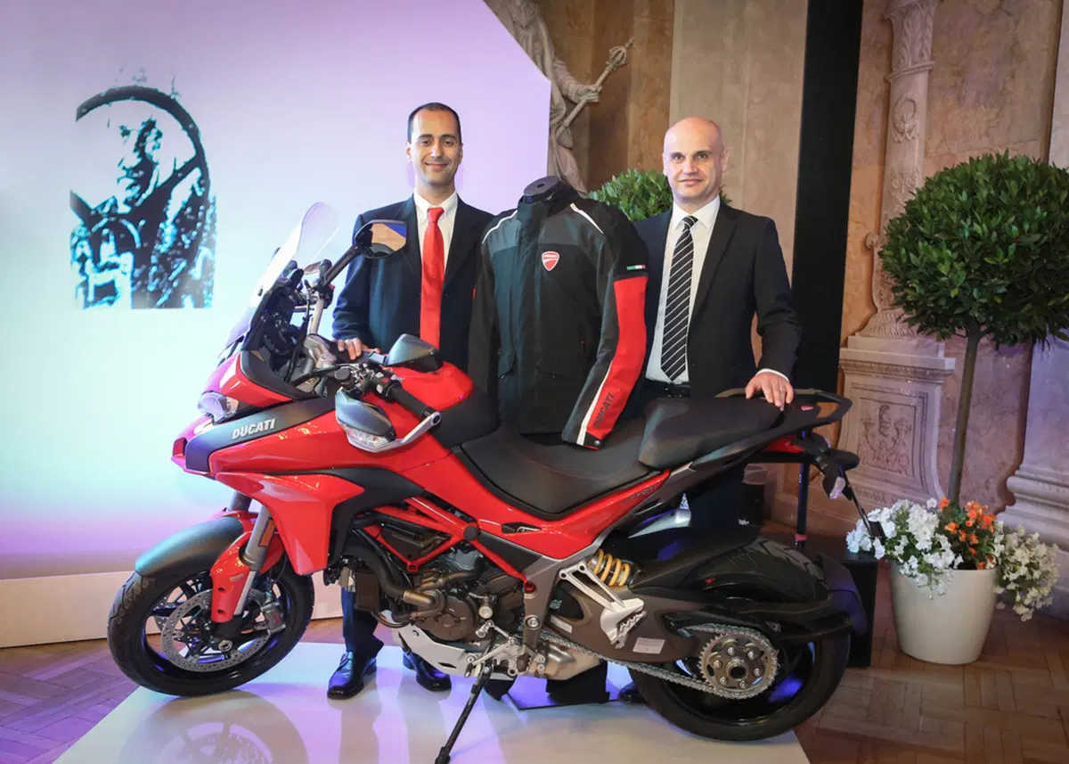Porsche premia un airbag che salvaguarda i motociclisti
