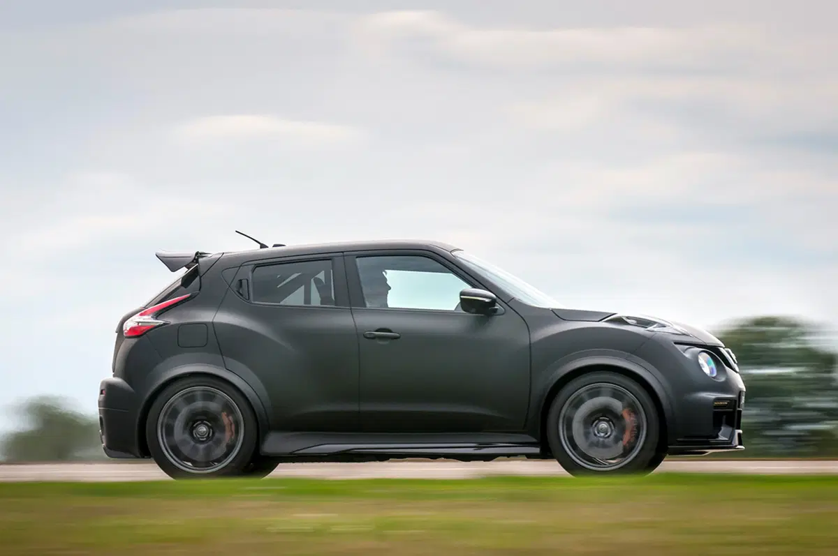 Nissan Juke-R: ecco la supercar travestita da crossover (5)