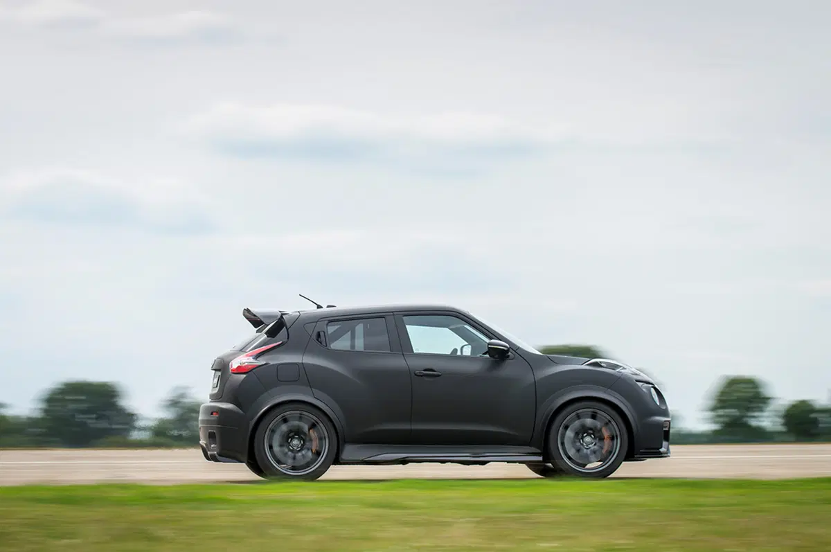 Nissan Juke-R: ecco la supercar travestita da crossover (14)