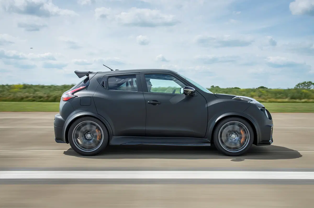Nissan Juke-R: ecco la supercar travestita da crossover (17)