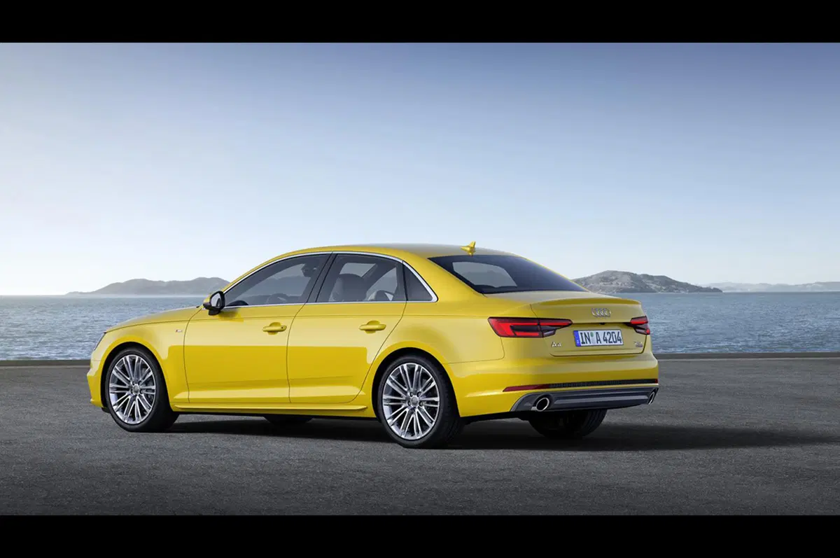 Audi A4: ecco la nuova berlina e Avant dei quattro anelli (38)