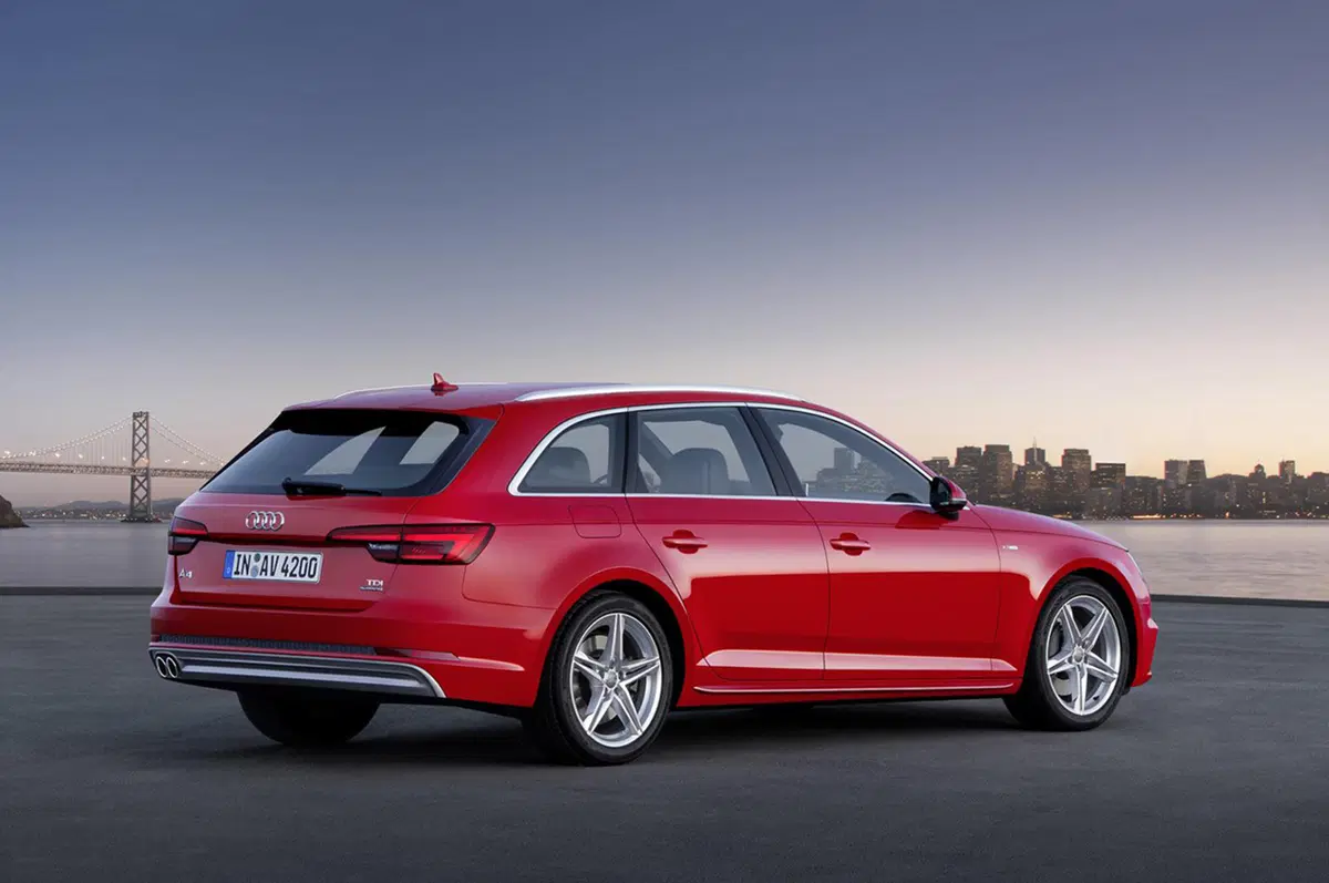 Audi A4: ecco la nuova berlina e Avant dei quattro anelli (58)