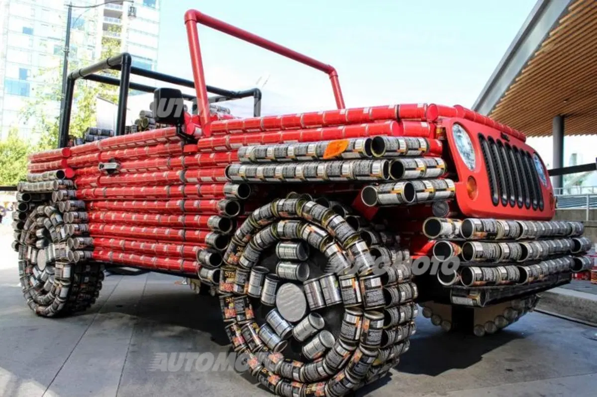 Una Jeep Wrangler costruita con... lattine