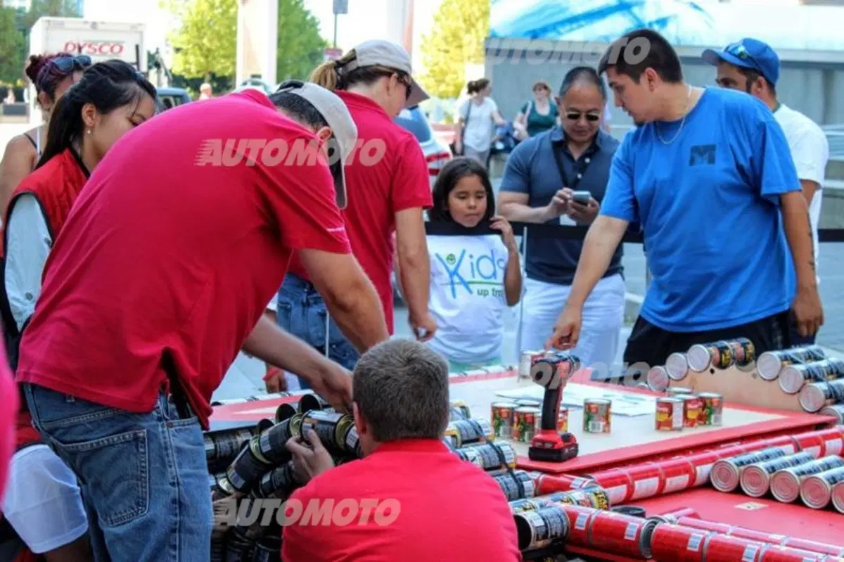 Una Jeep Wrangler costruita con... lattine (10)