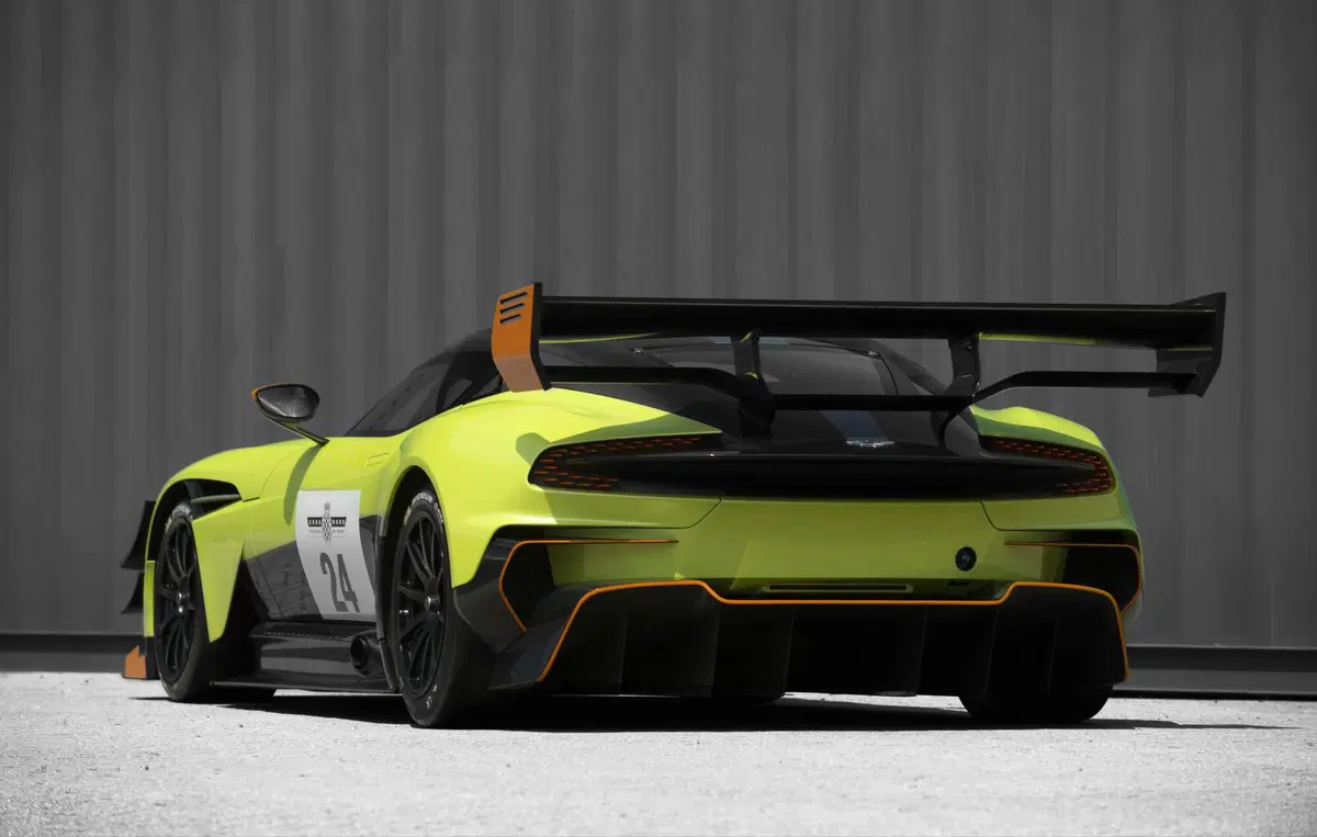 Aston Martin Vulcan AMR Pro, se la Vulcan non basta (2)