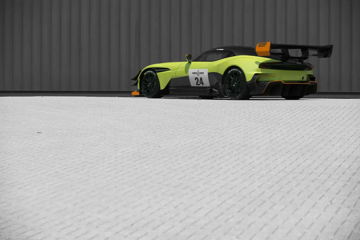 Aston Martin Vulcan AMR Pro, se la Vulcan non basta (3)
