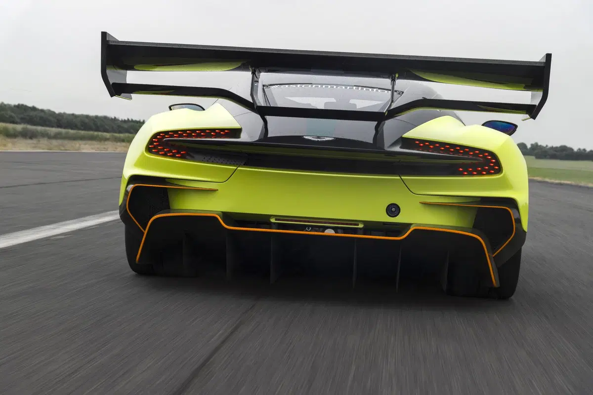 Aston Martin Vulcan AMR Pro, se la Vulcan non basta (15)