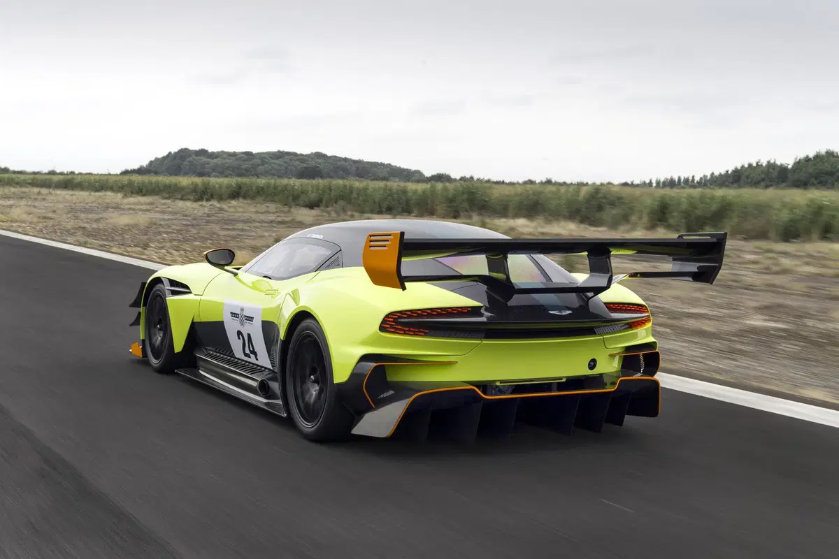 Aston Martin Vulcan AMR Pro, se la Vulcan non basta (16)
