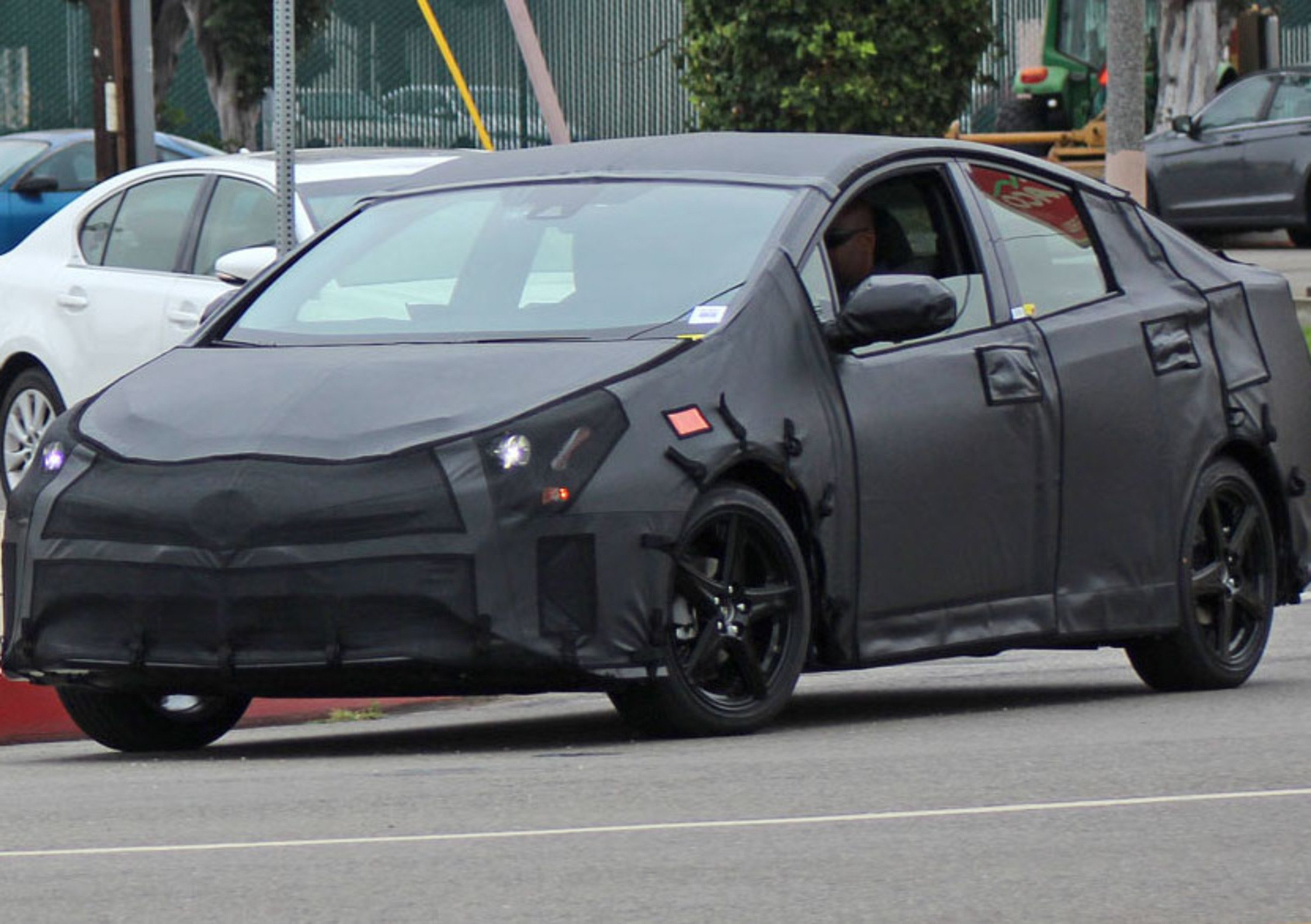 Toyota Prius: in questi spy, sembra quasi una berlina