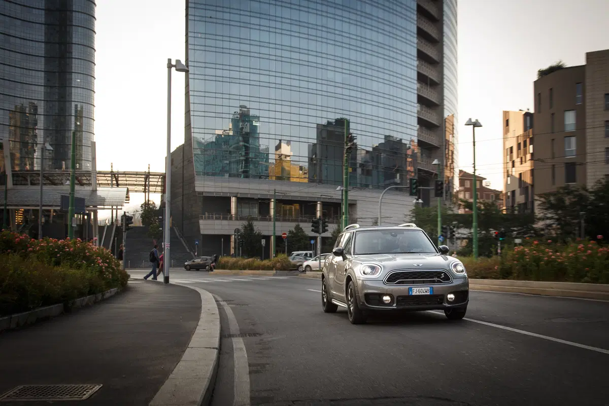 Mini Countryman S ALL4 E, il SUV elettrico attacca la spina  (3)