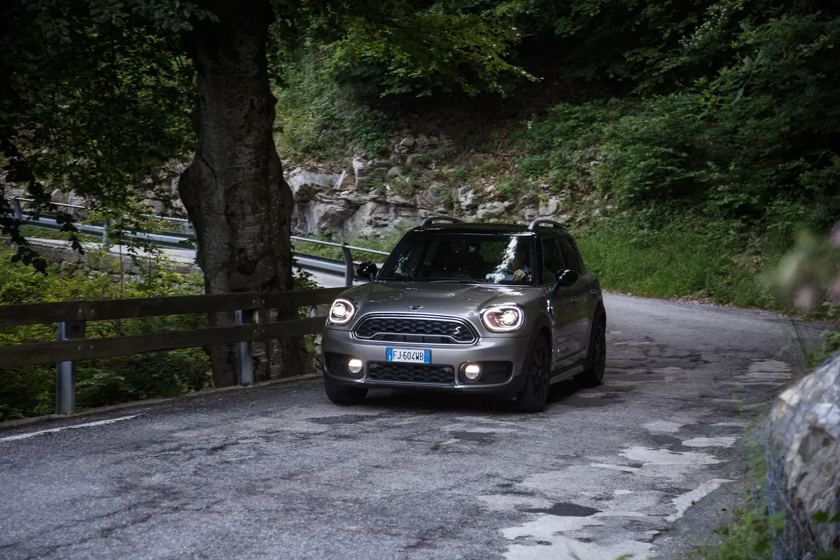 Mini Countryman S ALL4 E, il SUV elettrico attacca la spina  (4)