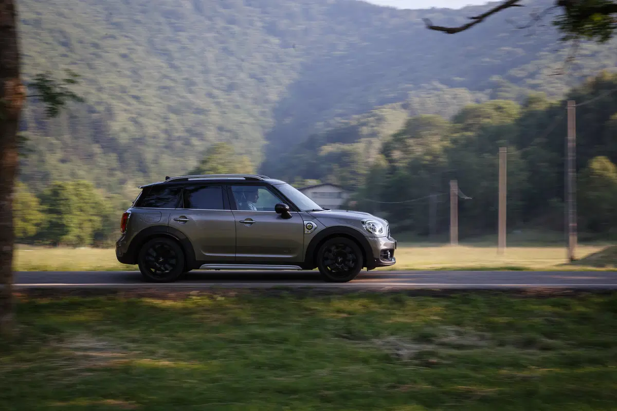 Mini Countryman S ALL4 E, il SUV elettrico attacca la spina  (5)