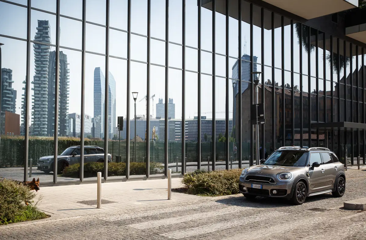 Mini Countryman S ALL4 E, il SUV elettrico attacca la spina  (6)