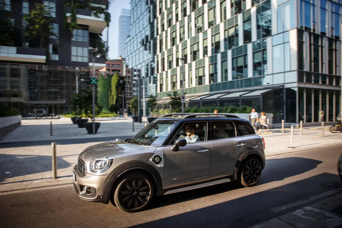 Mini Countryman S ALL4 E, il SUV elettrico attacca la spina  (7)