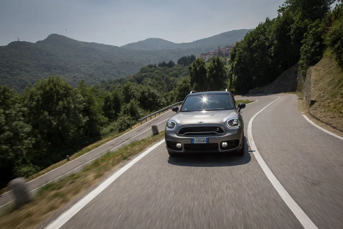 Mini Countryman S ALL4 E, il SUV elettrico attacca la spina  (8)