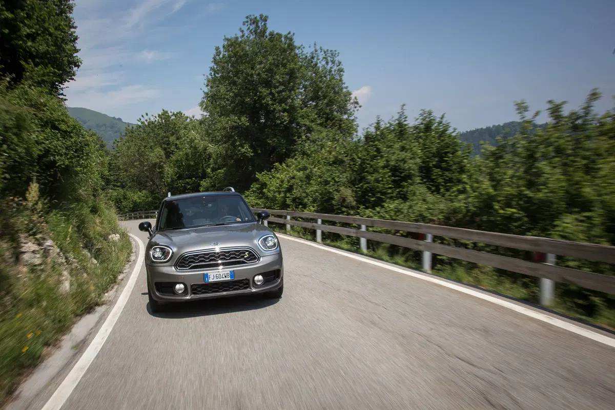 Mini Countryman S ALL4 E, il SUV elettrico attacca la spina  (10)