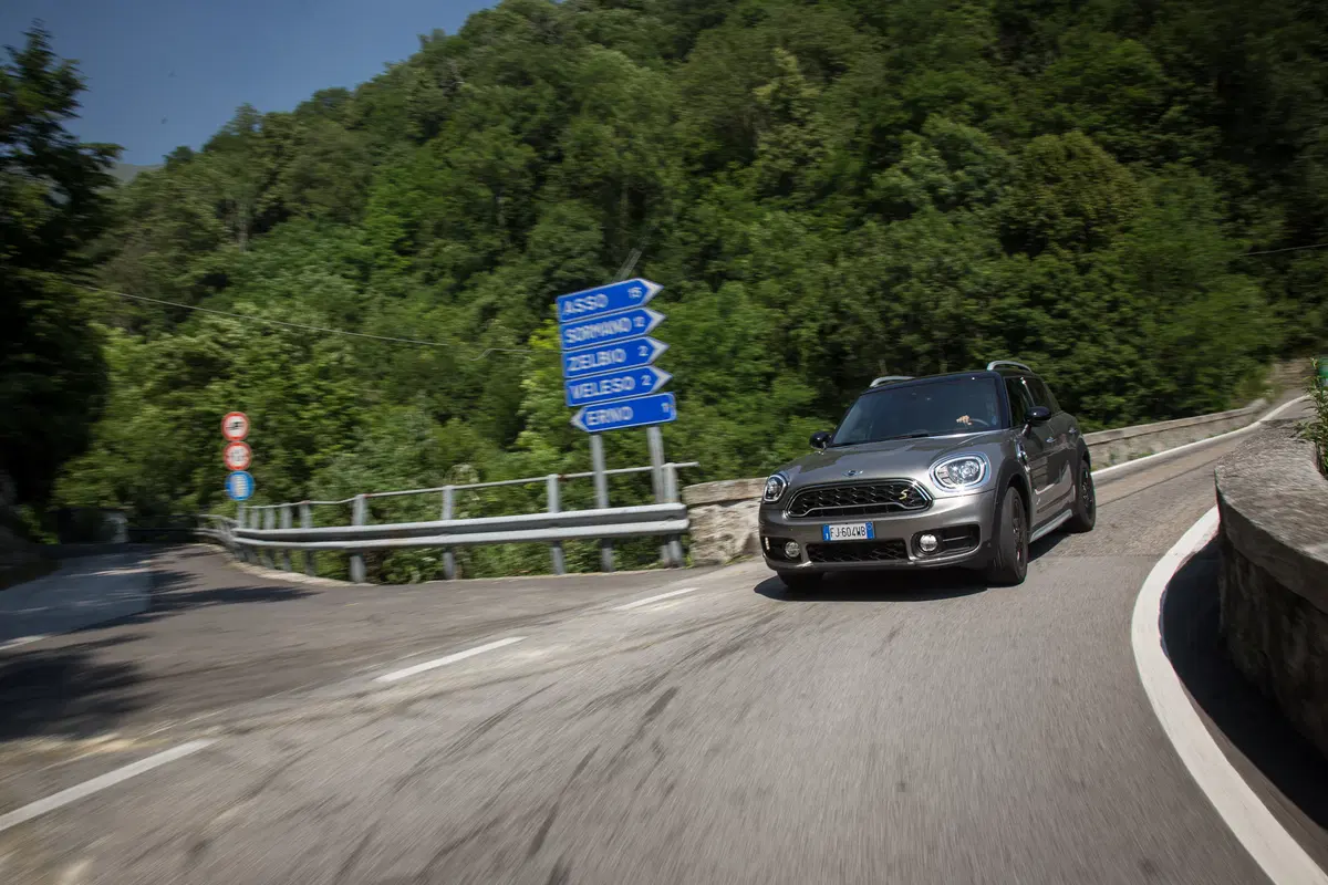 Mini Countryman S ALL4 E, il SUV elettrico attacca la spina  (13)