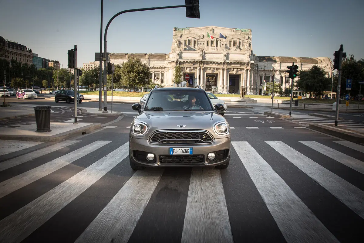 Mini Countryman S ALL4 E, il SUV elettrico attacca la spina  (15)