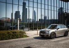 Mini Countryman S ALL4 E, il SUV elettrico attacca la spina [Video]